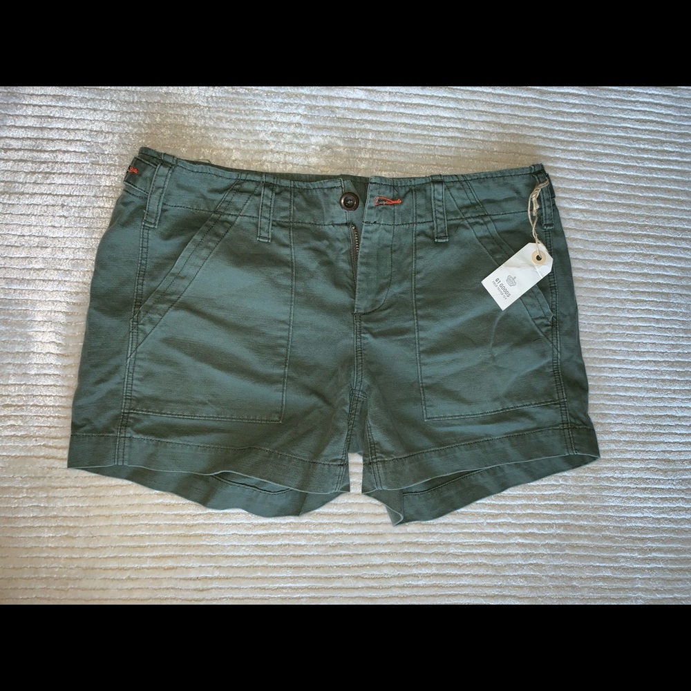 NWT green cargo shorts !🎄